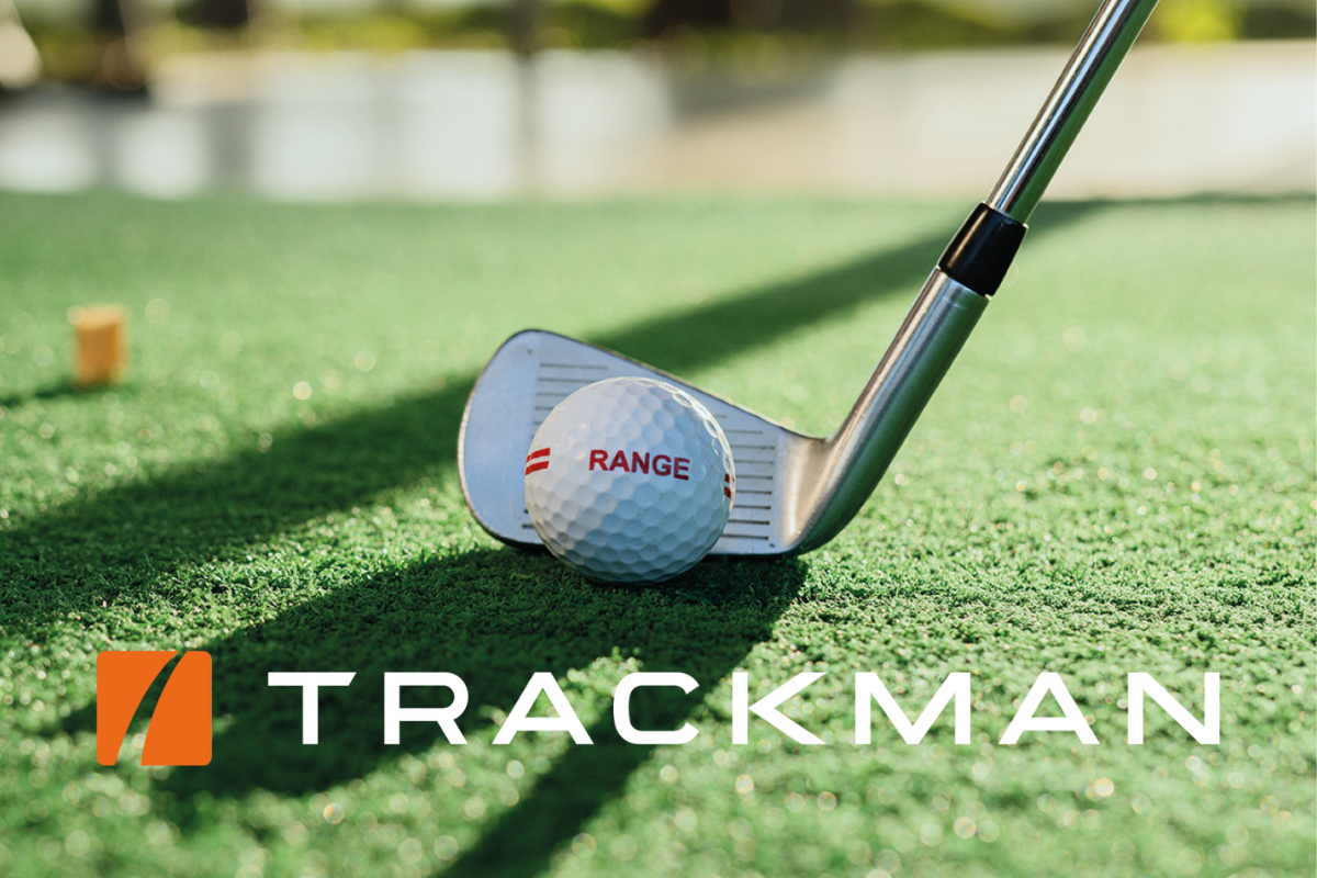 Golfball und Golfschläger auf grünem Kunstrasen und Schriftzug Trackman