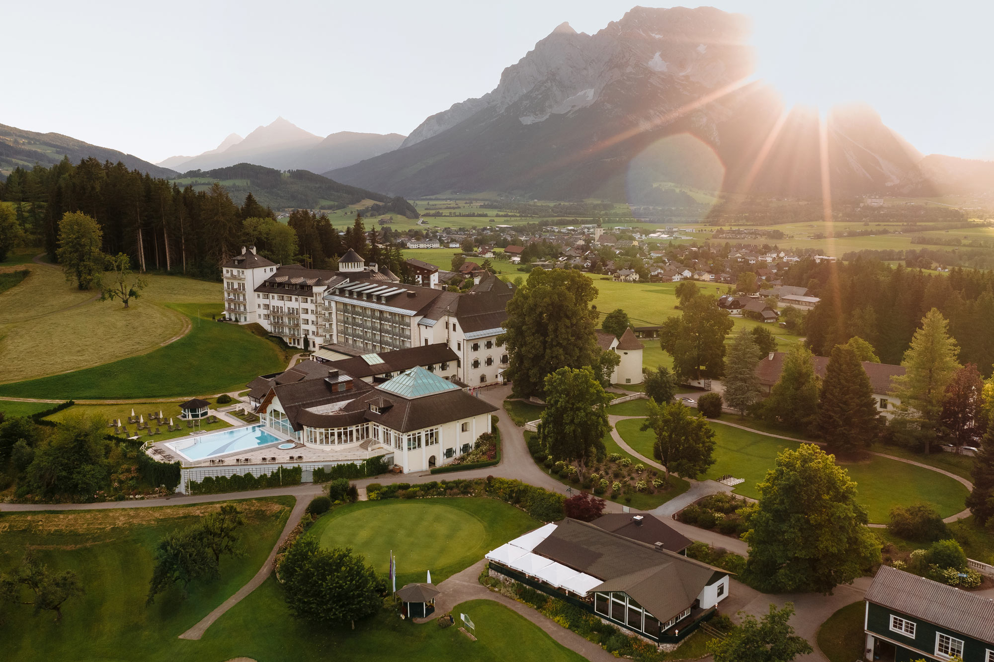 IMLAUER-Hotel-Schloss-Pichlarn_Drohnenaufnahme_Abend_c_Richard_Schabetsberger IMLAUER Hotel Schloss Pichlarn | 5-Sterne Hotel Österreich IMLAUER-Hotel-Schloss-Pichlarn_Drohnenaufnahme_Abend_c_Richard_Schabetsberger