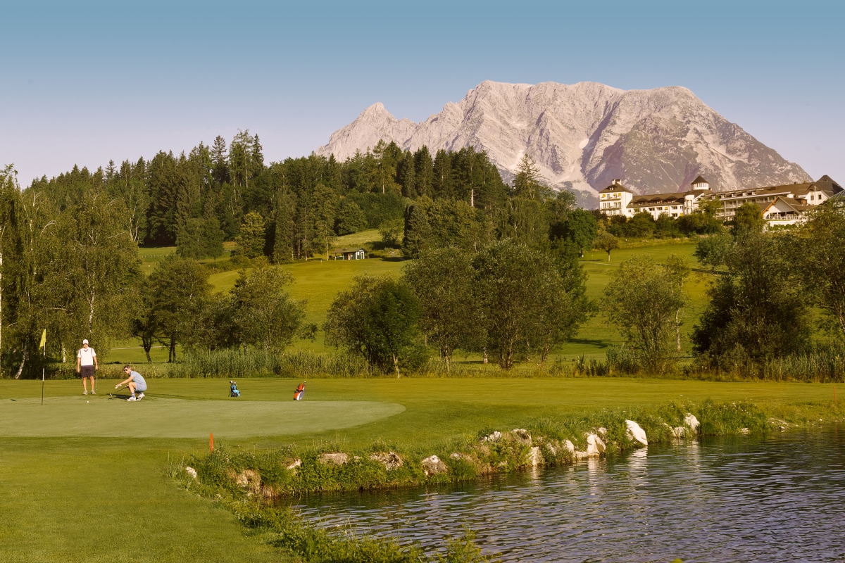 Golfplatz Schloss Pichlarn mit Hotel und Grimming im Hinergrund