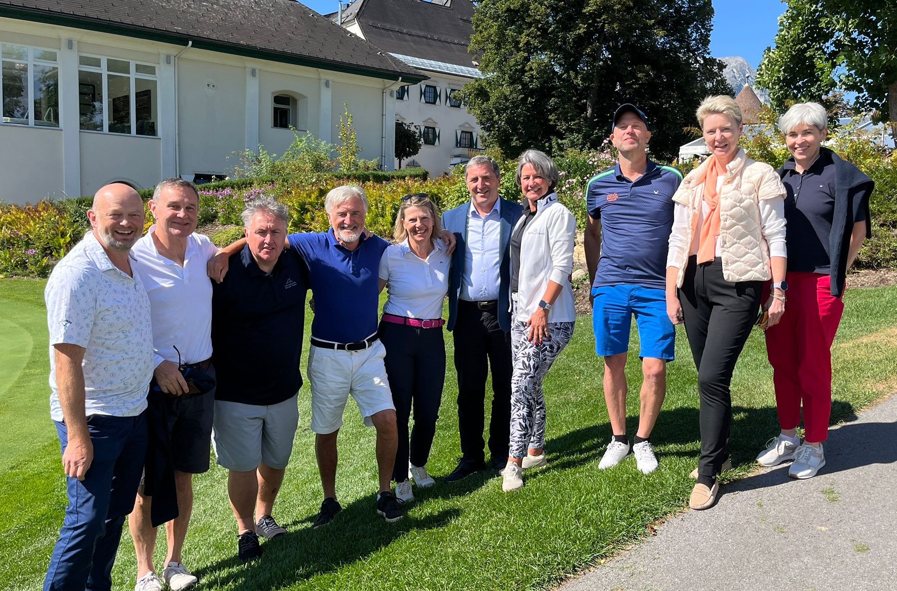 Teilnehmer der Expedientenreise vor dem IMLAUER Hotel Schloss Pichlarn 