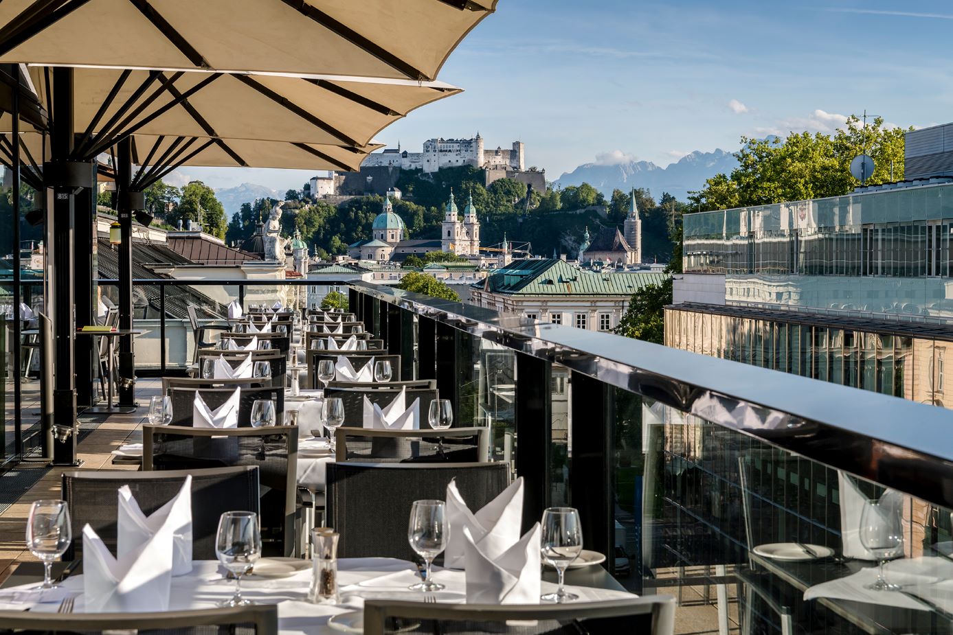 Dachterrasse des IMLAUER Sky Restaruants in Salhzburg mit Blick auf die Festung Hohensalzubrg 