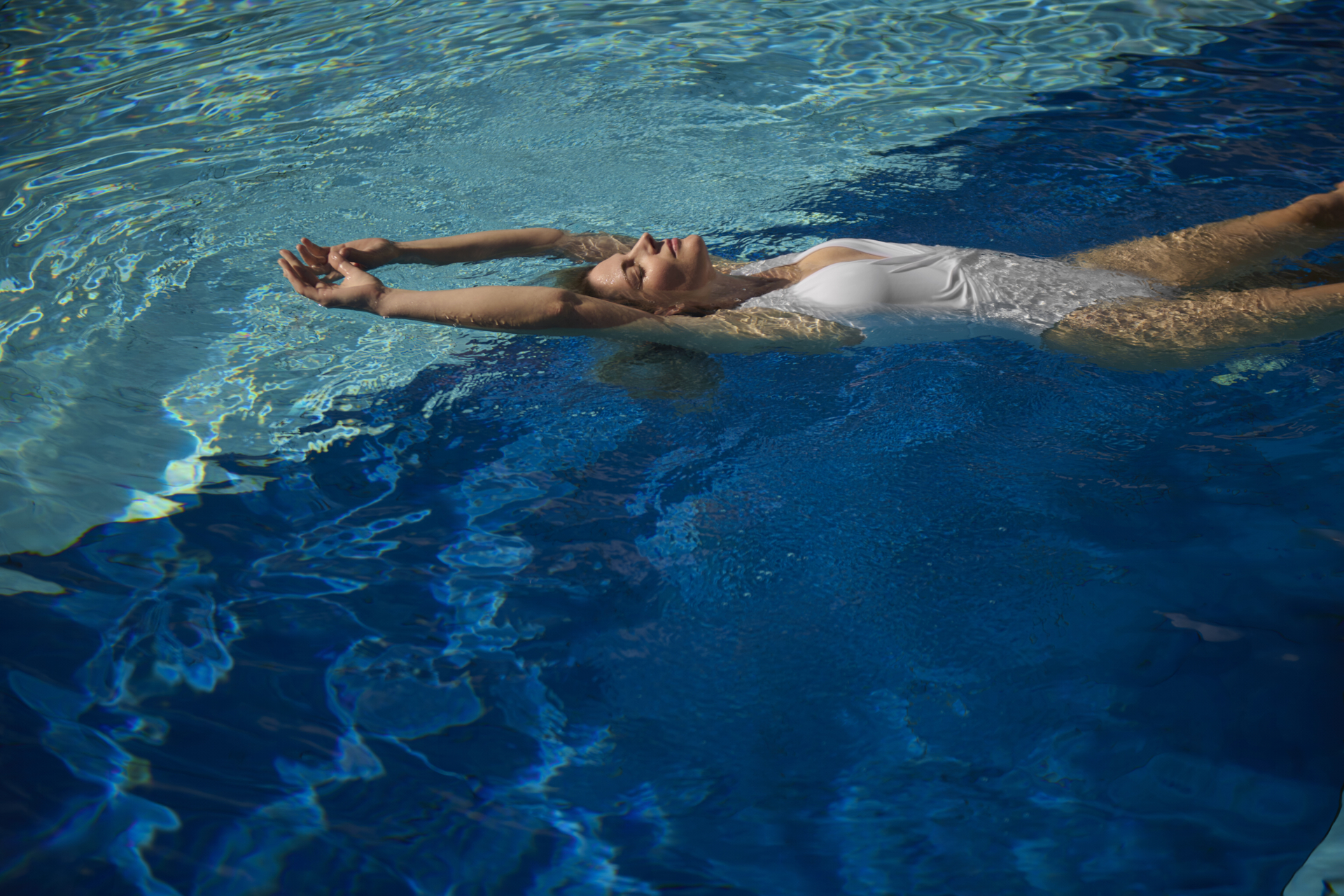 Schwimmen im Aussenpool IMLAUER Hotel Schloss Pichlarn