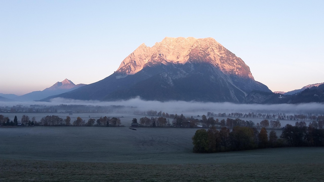 Bild: Der Berg Grimming im Morgenlicht