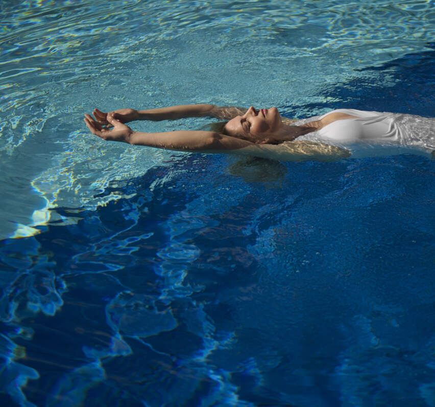 E47-2410_C05_Schloss_Pichlarn_031 Bild: Frau schwimmt im Pool