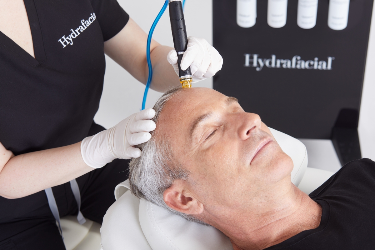 Bild: Mann bei einer Behandlung mit Hydrafacial