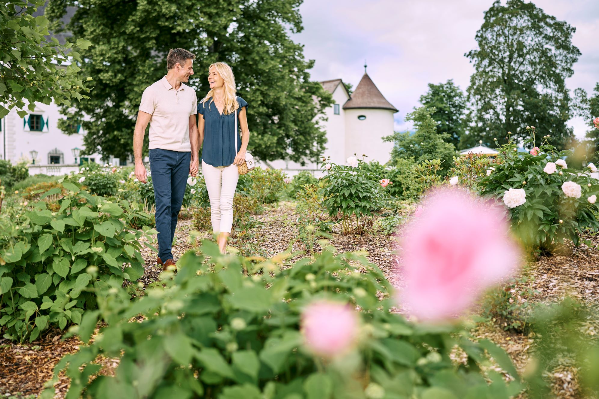 Bild: ein Paar im Schlosspark des IMLAUER Hotel Schloss Pichlarn