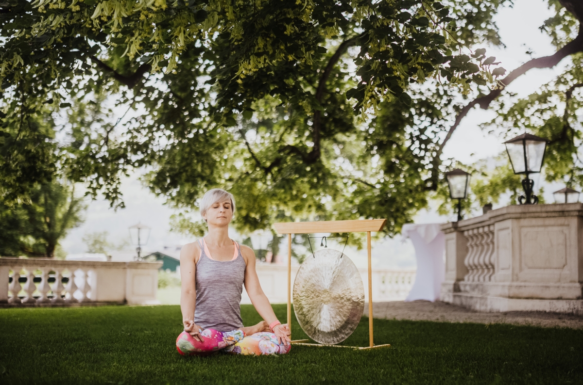 Bild: Yoga-Lehrerin Magdalena im Schlosspark