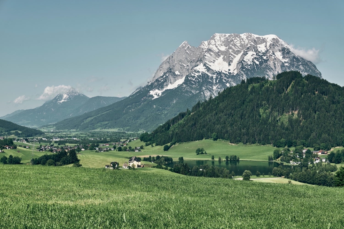 Bild: Landschaft mit Putterersee, Kulm und Grimming