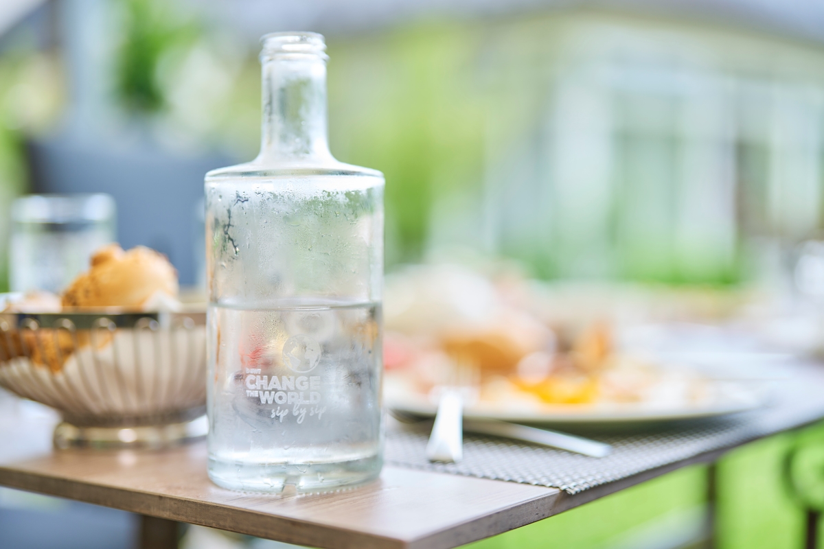 Schloss_Pichlarn_c-Thomas Sattler 32 web Bild: Flasche mit Gebirgsquellwasser am Frühstückstisch