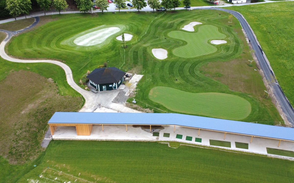 Bild: neue Short Game Area mit Driving Range und TrackMan Range