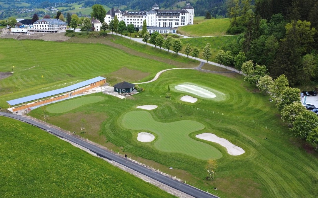 Bild: neue Practice Area mti Blick auf Schloss