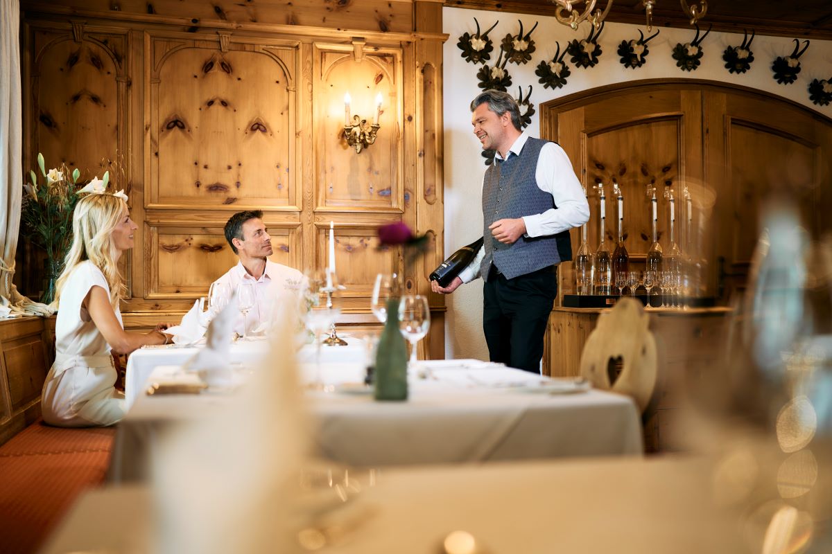 Bild: Weinpräsentation in der Zirbenstube