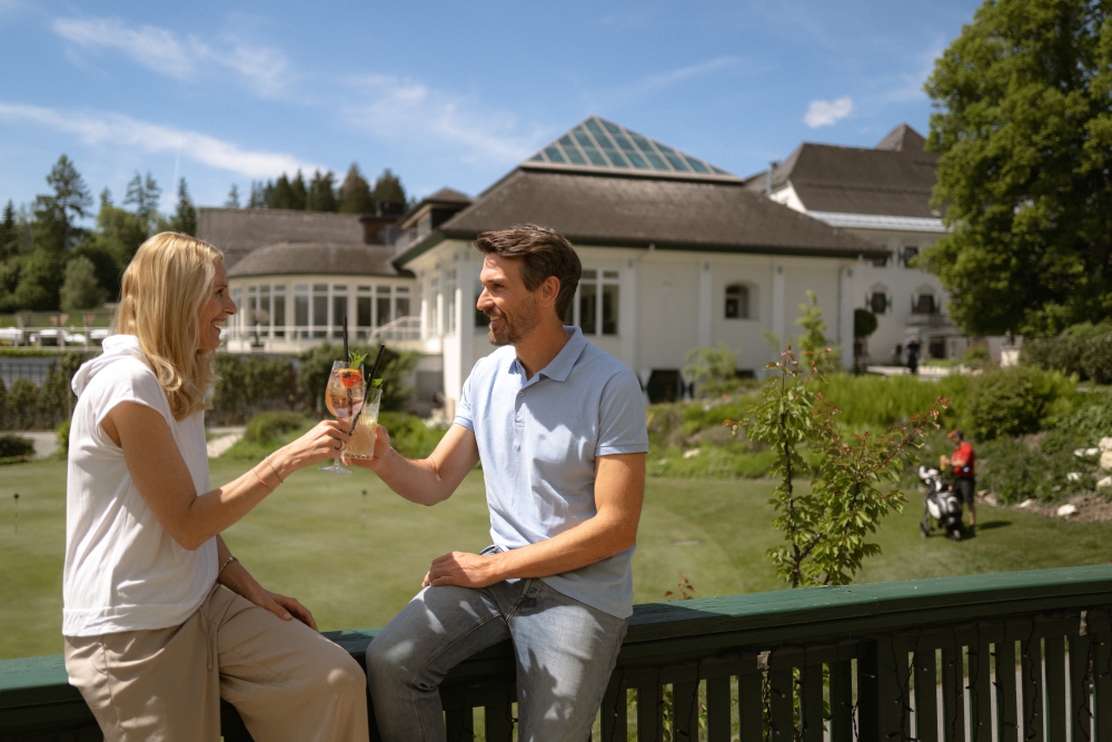 Bild: Paar beim Anstoßen auf der Terrasse des Restaurants 19