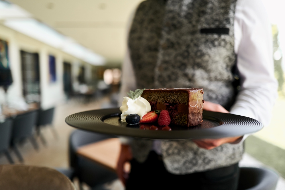 Bild: ein Stück Pichlarn-Torte wird serviert