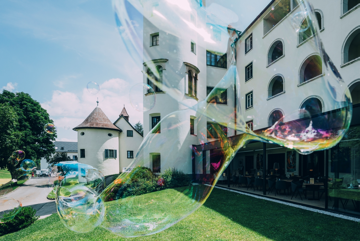Bild: Soap Bubble Studies von Marlies Plank vor dem Wintergarten