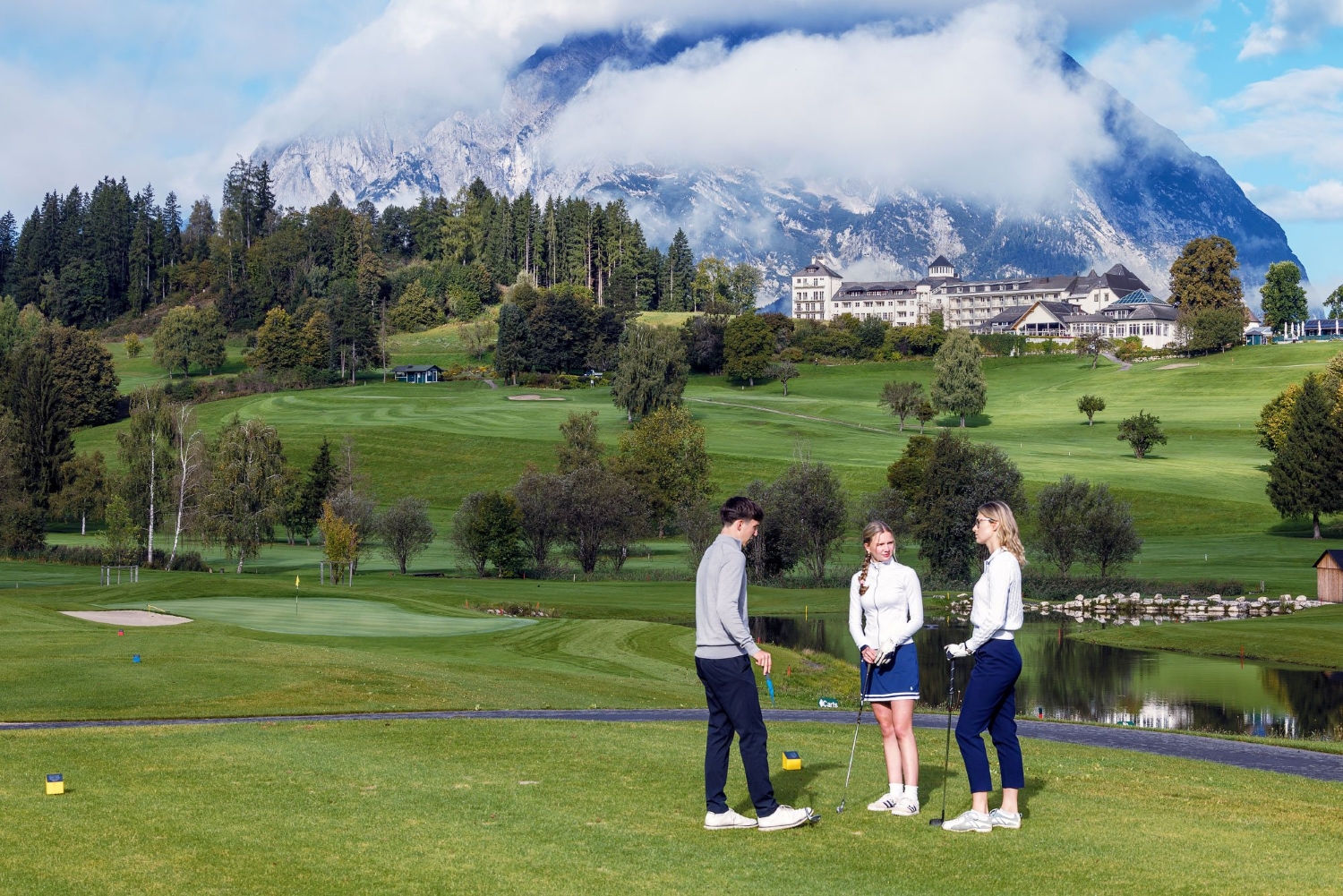 Bild: Golfspieler*innen am GCC Schloss Pichlarn