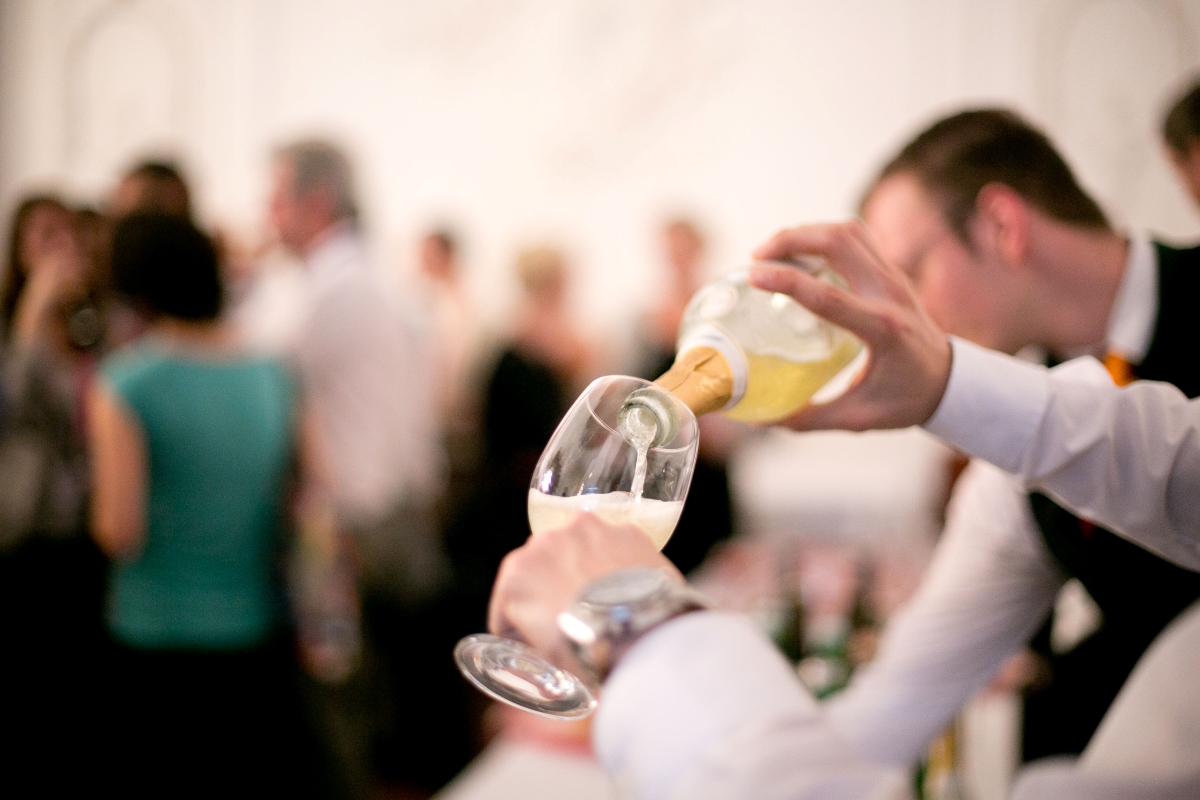 Imagebild_Sektglas web Bild: Getränkeservice bei einer Veranstaltung