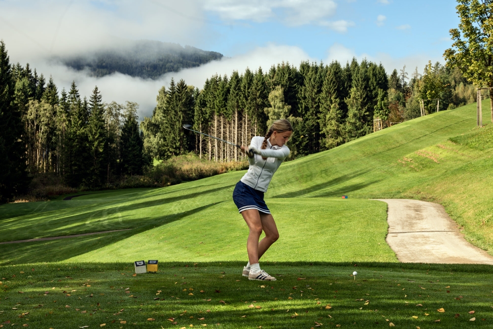 Picture: Golfer teeing off
