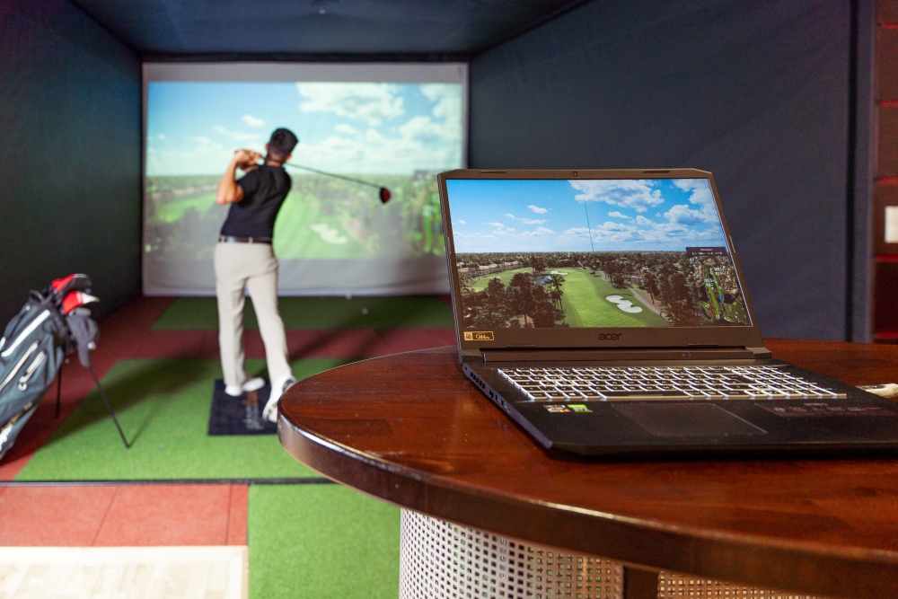 Golfsimulator_c_Thomas_Sattler-6 web Bild: Golfer vor dem Indoor TrackMan Golfsimulator