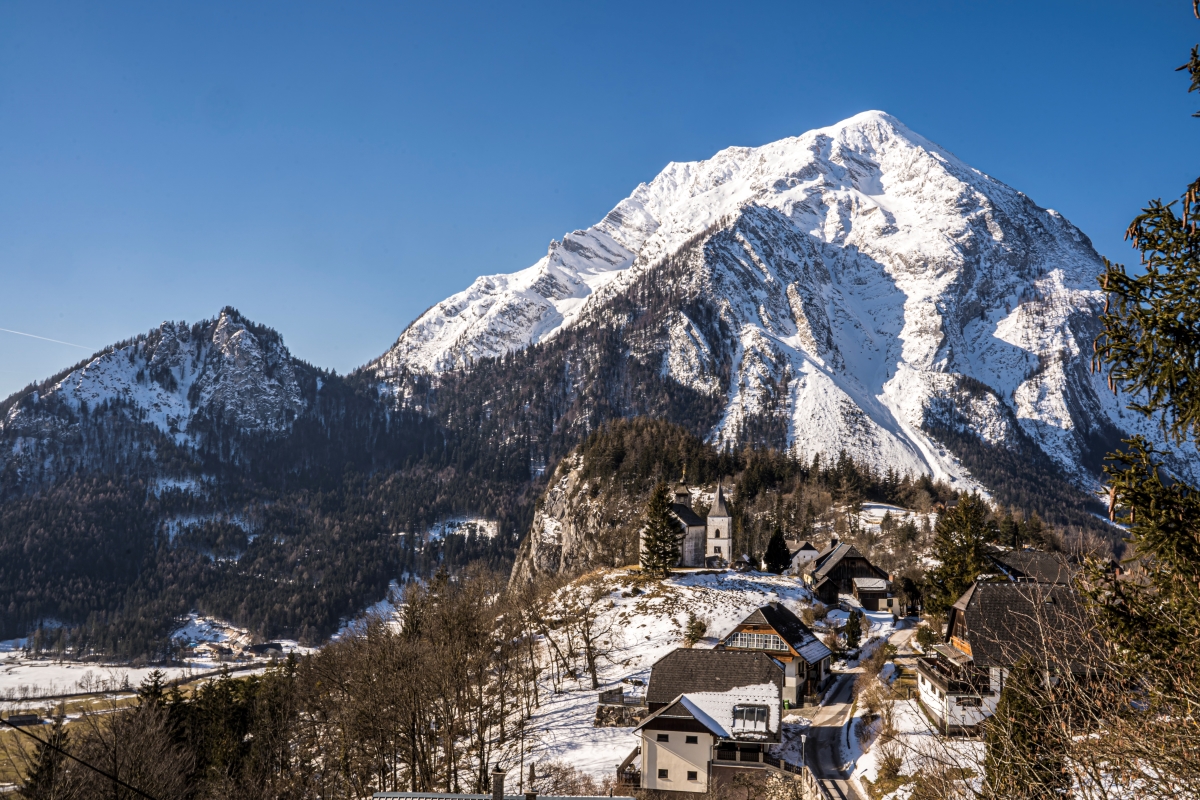 Pürgg Winter 002 © Gerhard Pilz (2023-02) web Bild: Pürgg im Winter mit Grimming im Hintergrund