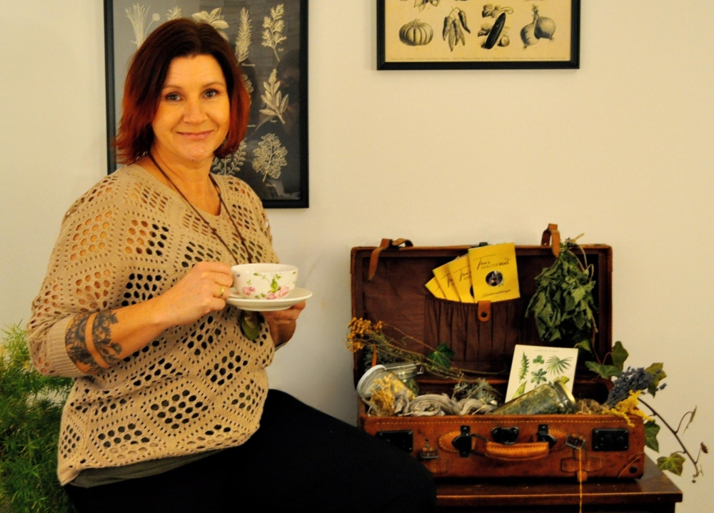 TinasKräuterRoas_Tina_TEE1 web Bild: Tina von "Tinas KräuterRoas" mit Ihrem Kräuterkoffer