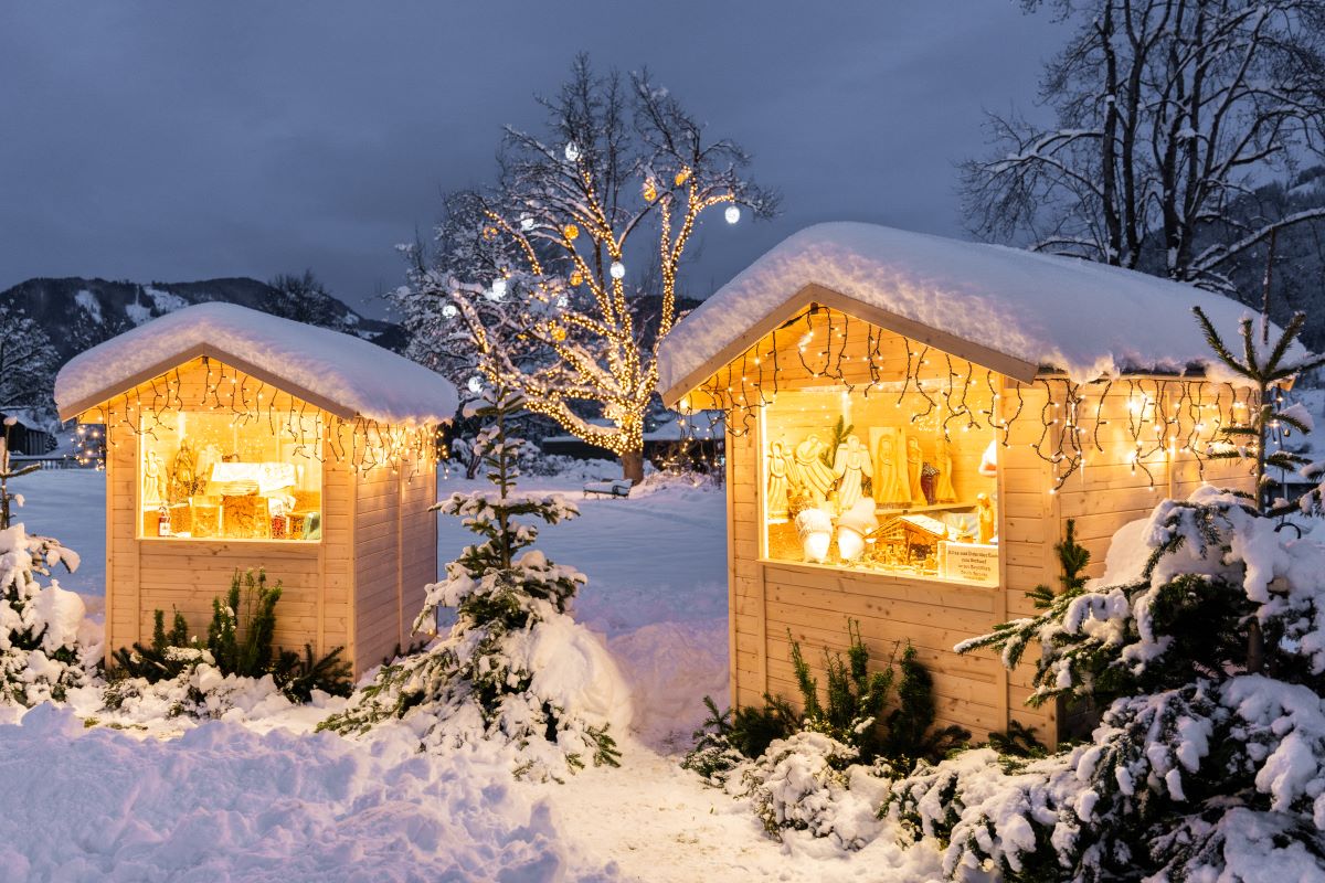 Bild: Advent-Schauhütten im verschneiten Schlosspark
