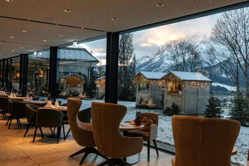 simonisfunk-Imlauer_winter27 web heller Bild: Wintergarten mit Blick auf Adventhütten und verschneitem Grimming