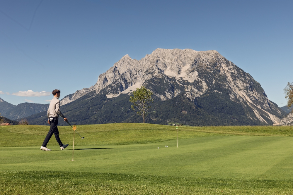 Golf & Country Club Schloss Pichlarn Picture: Short game area at GCC Schloss Pichlarn with Grimming in the background