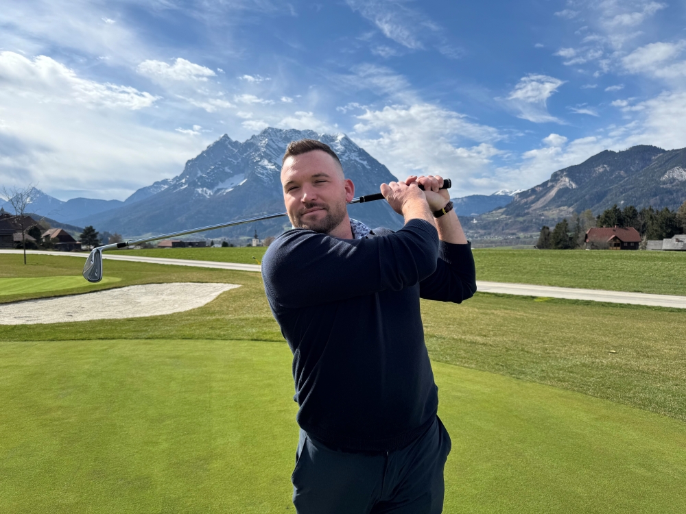 Bild: Golf Pro Moritz Schuster beim Abschlag