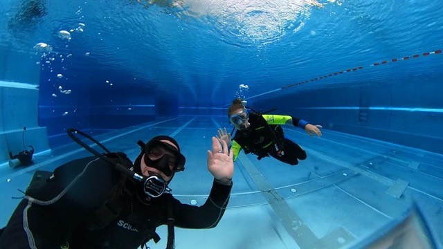 Tauchschule Grundlsee 1 Bild: Taucher in einem Schwimmbecken