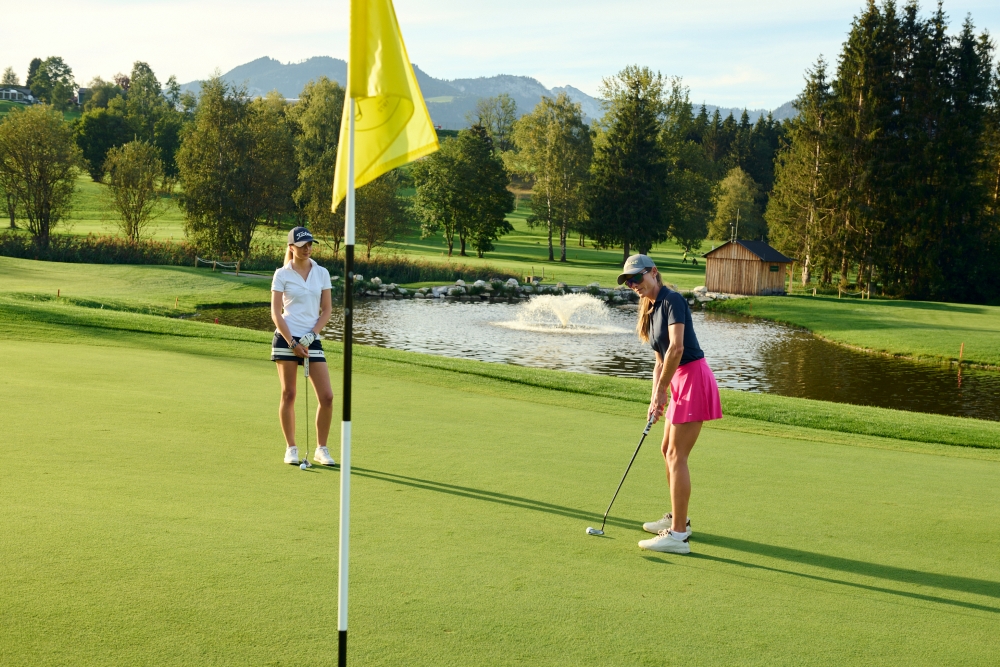 Bild: Zwei Golferinnen am Golf-Resort IMLAUER Hotel Schloss Pichlarn